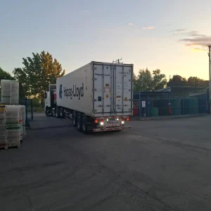 Camión de exportación en El Rodeo Farm al atardecer